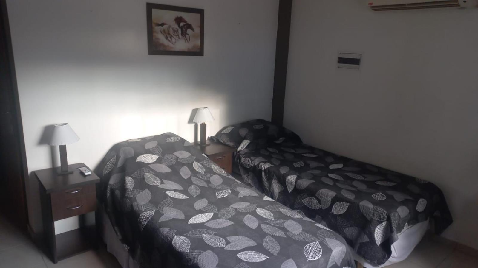 Apartamentos Willy - En Zona Residencial Con Estacionamiento Mendoza Esterno foto
